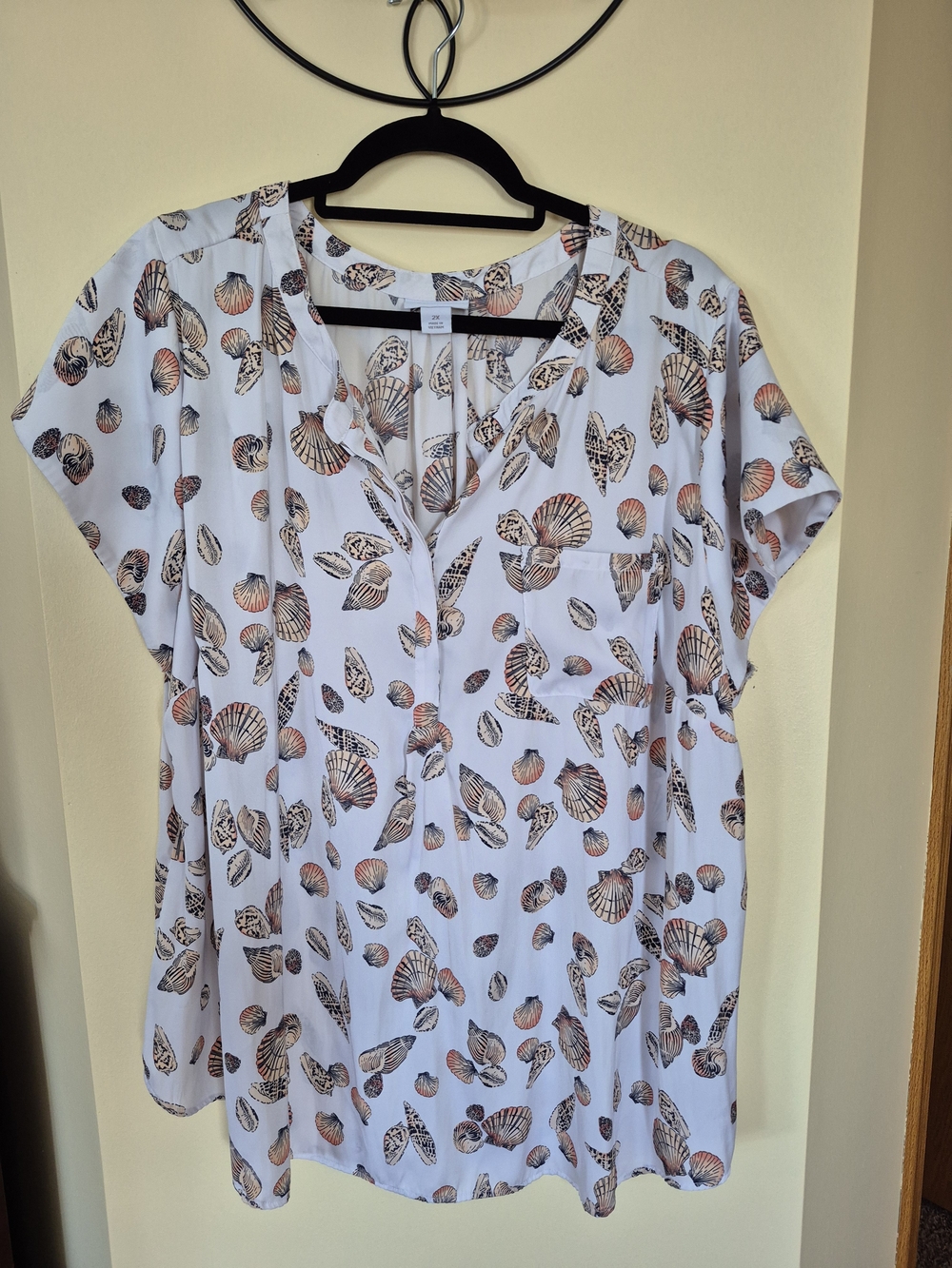 Liz Claiborne White Seashell Print Short Sleeve Blouse
